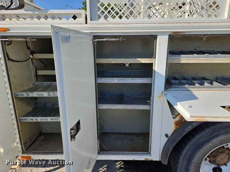 image for item EF1946 2005 International 4400 bucket truck