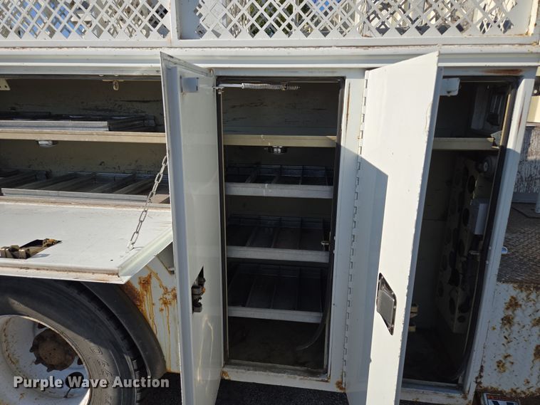 image for item EF1946 2005 International 4400 bucket truck