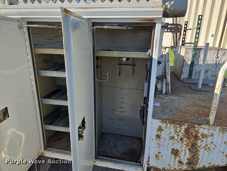 image for item EF1946 2005 International 4400 bucket truck