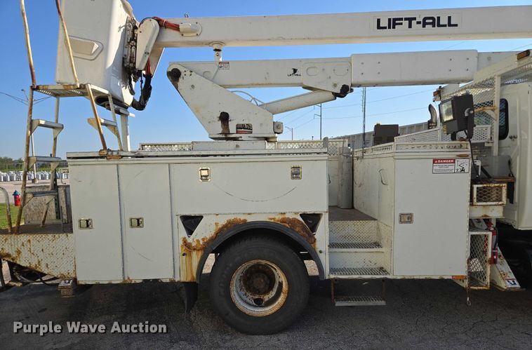 image for item EF1946 2005 International 4400 bucket truck