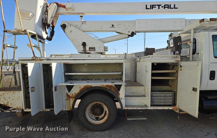 image for item EF1946 2005 International 4400 bucket truck