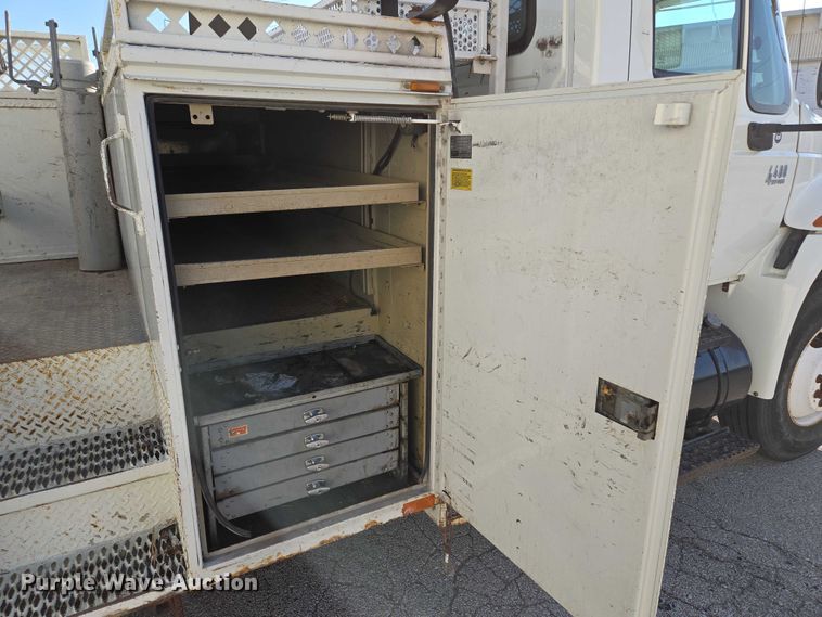 image for item EF1946 2005 International 4400 bucket truck