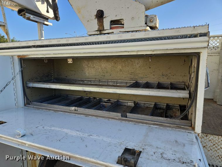 image for item EF1946 2005 International 4400 bucket truck