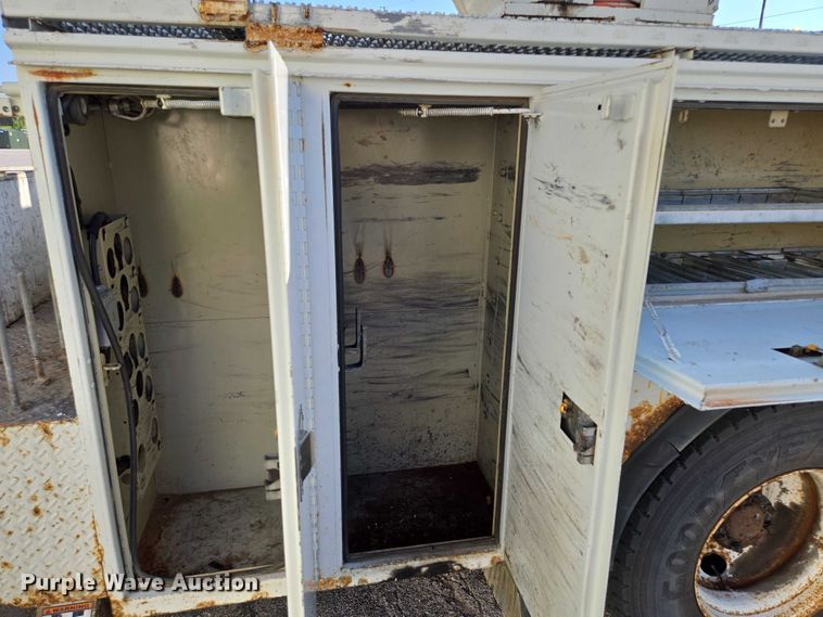 image for item EF1946 2005 International 4400 bucket truck