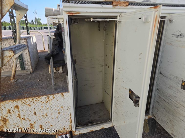 image for item EF1946 2005 International 4400 bucket truck