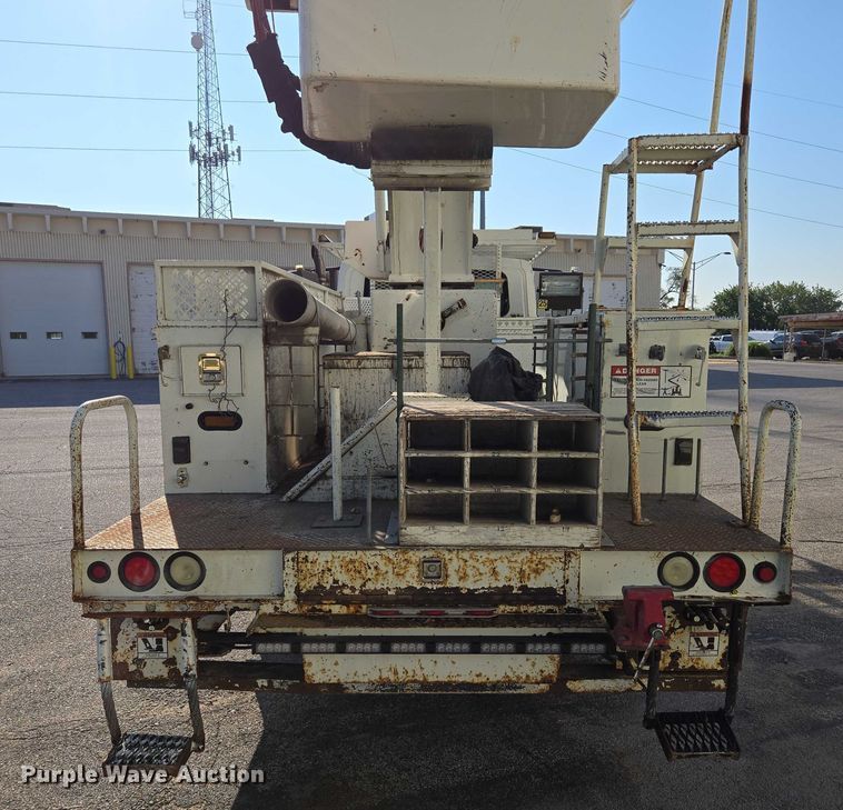 image for item EF1946 2005 International 4400 bucket truck