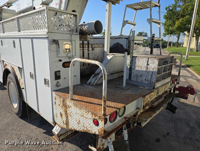 image for item EF1946 2005 International 4400 bucket truck
