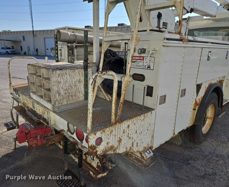 image for item EF1946 2005 International 4400 bucket truck