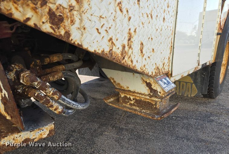 image for item EF1946 2005 International 4400 bucket truck