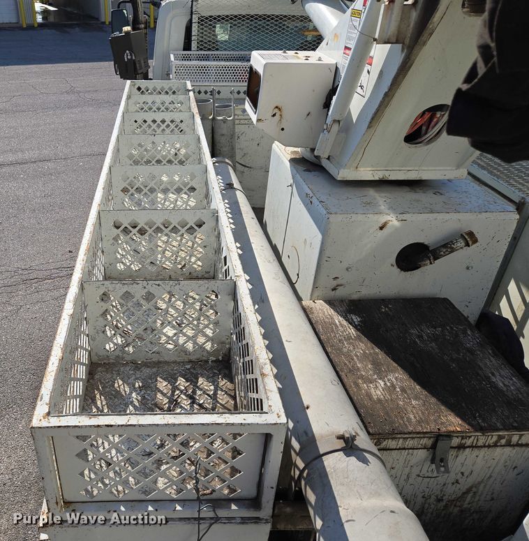 image for item EF1946 2005 International 4400 bucket truck