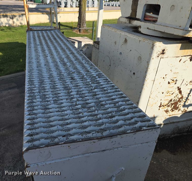 image for item EF1946 2005 International 4400 bucket truck