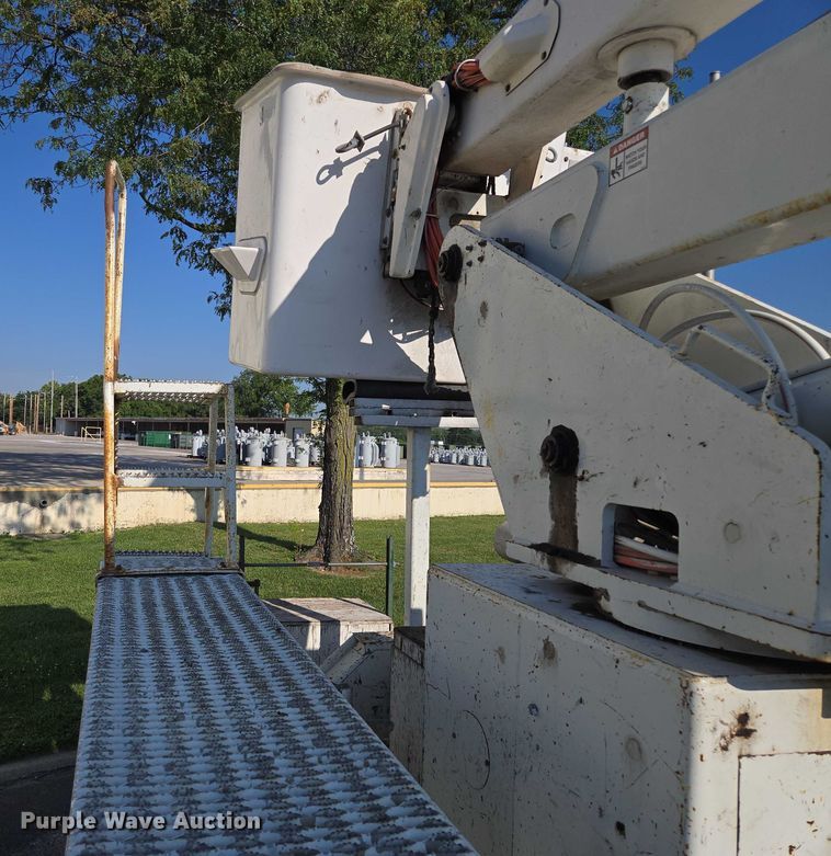 image for item EF1946 2005 International 4400 bucket truck