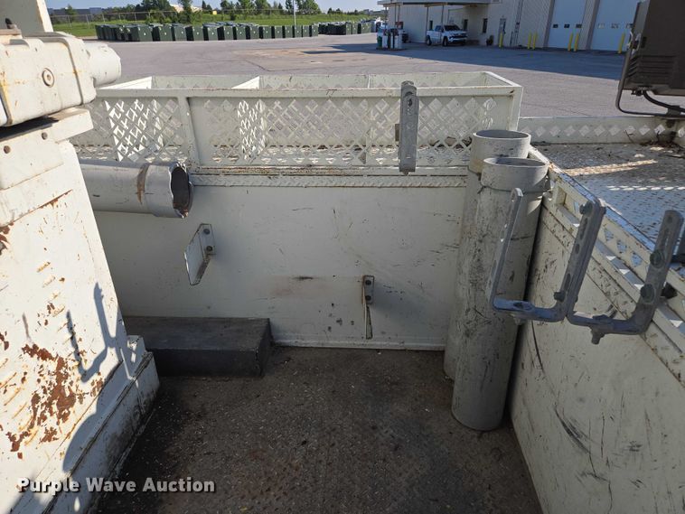 image for item EF1946 2005 International 4400 bucket truck