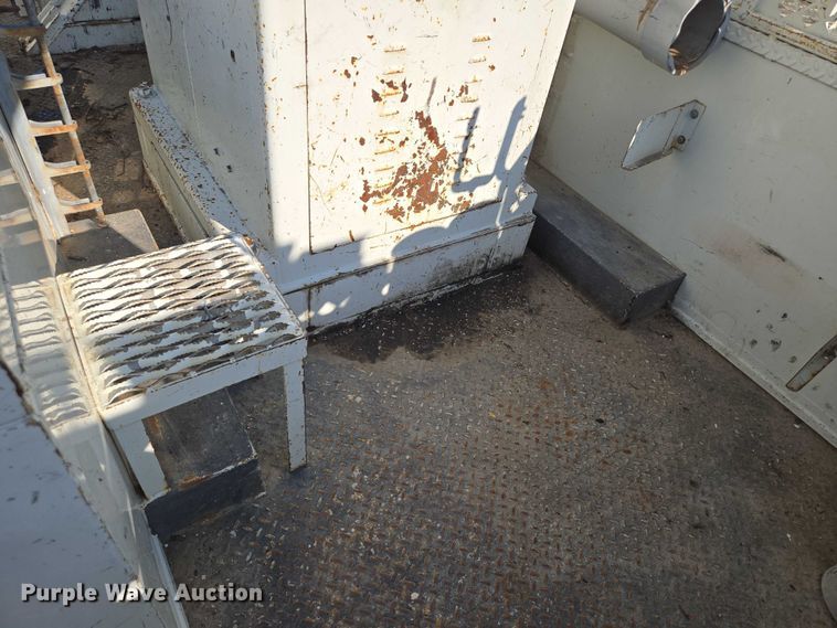 image for item EF1946 2005 International 4400 bucket truck