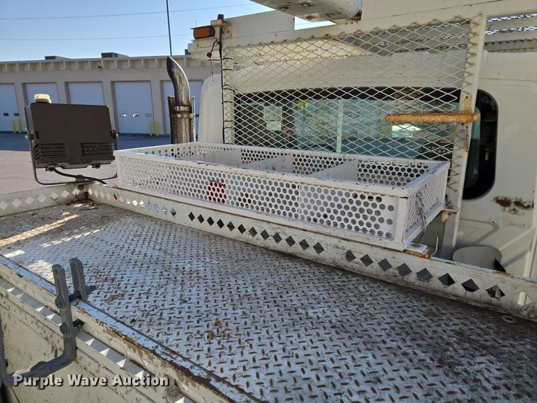 image for item EF1946 2005 International 4400 bucket truck