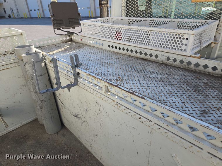 image for item EF1946 2005 International 4400 bucket truck