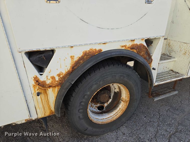 image for item EF1946 2005 International 4400 bucket truck