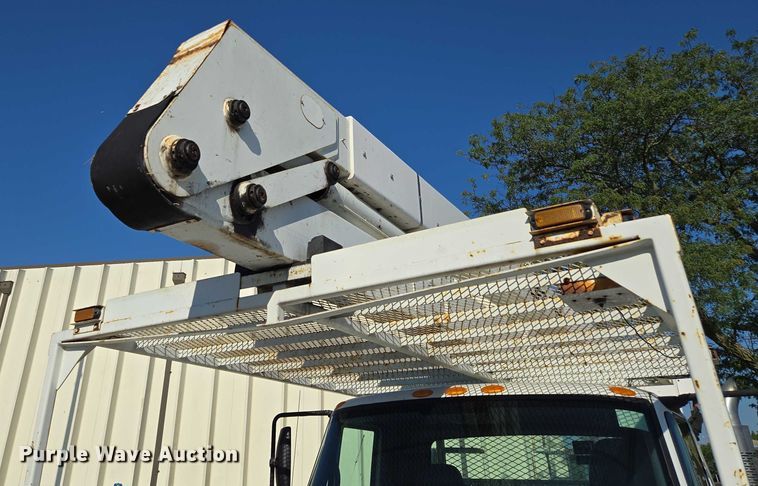 image for item EF1946 2005 International 4400 bucket truck