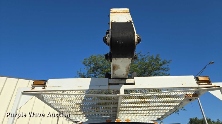 image for item EF1946 2005 International 4400 bucket truck
