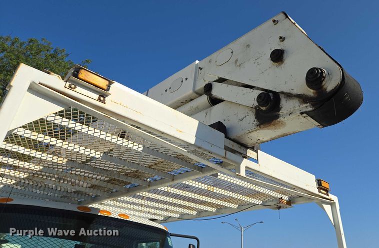 image for item EF1946 2005 International 4400 bucket truck