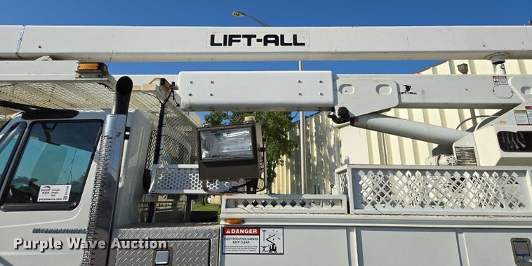 image for item EF1946 2005 International 4400 bucket truck