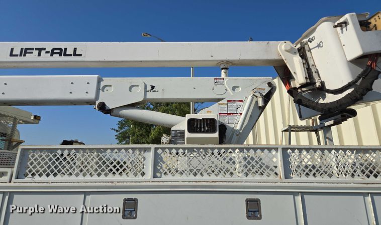image for item EF1946 2005 International 4400 bucket truck