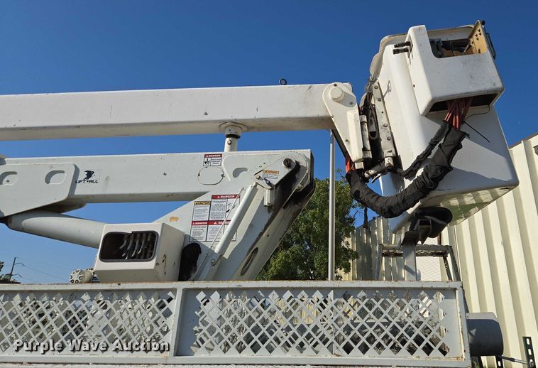image for item EF1946 2005 International 4400 bucket truck