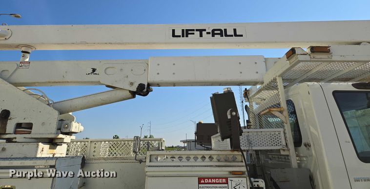 image for item EF1946 2005 International 4400 bucket truck