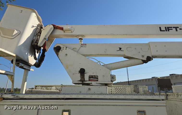 image for item EF1946 2005 International 4400 bucket truck