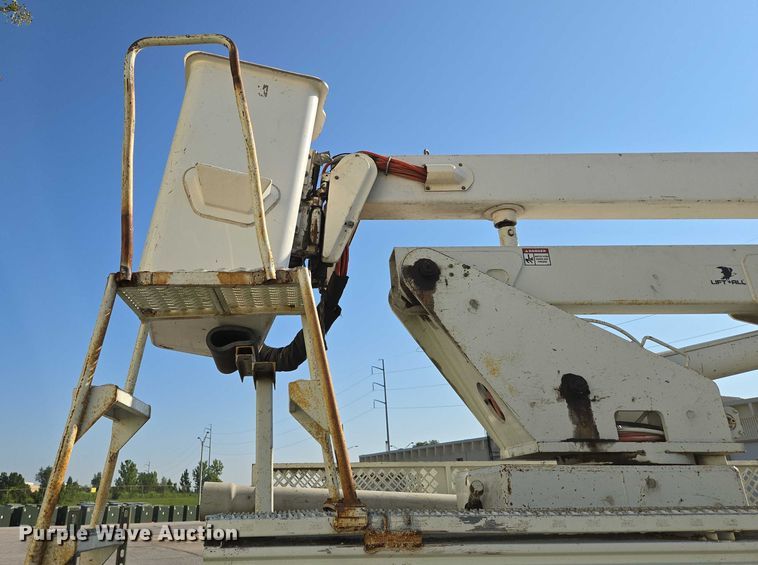 image for item EF1946 2005 International 4400 bucket truck