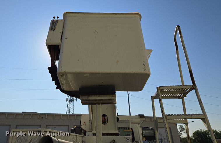 image for item EF1946 2005 International 4400 bucket truck