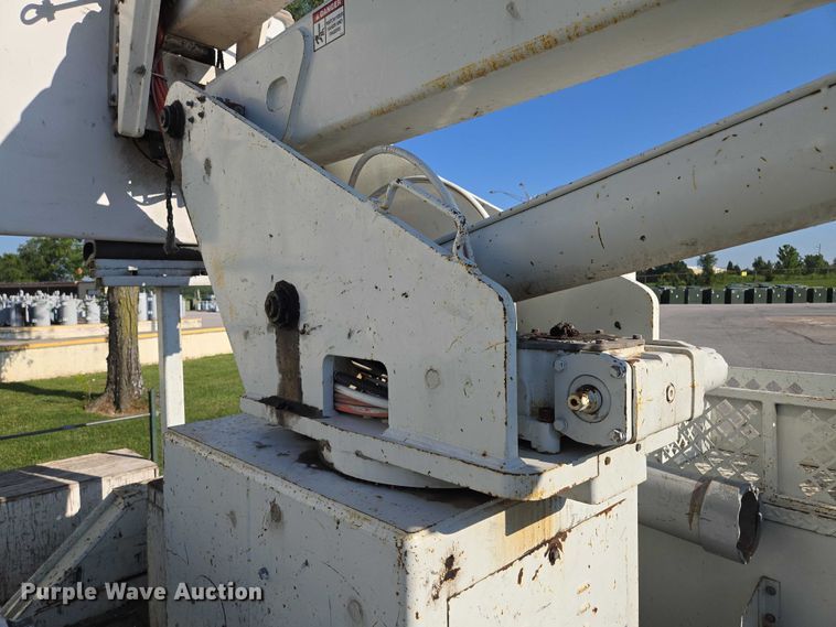 image for item EF1946 2005 International 4400 bucket truck