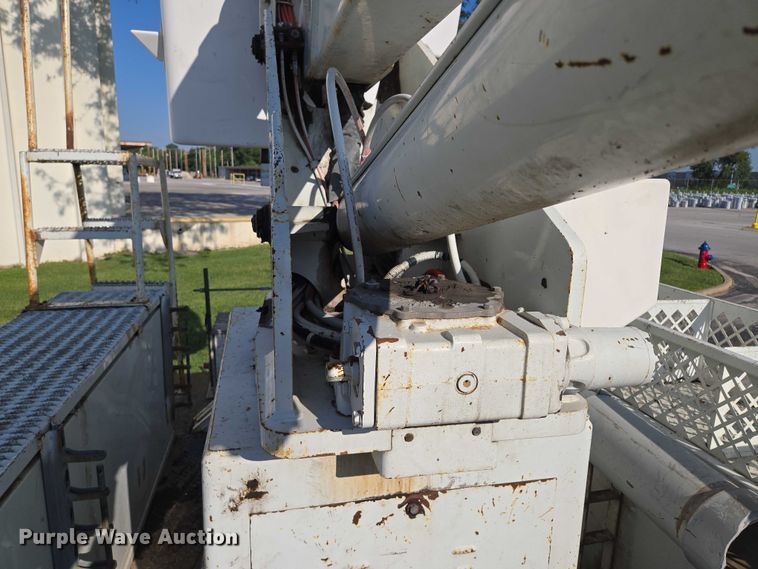 image for item EF1946 2005 International 4400 bucket truck