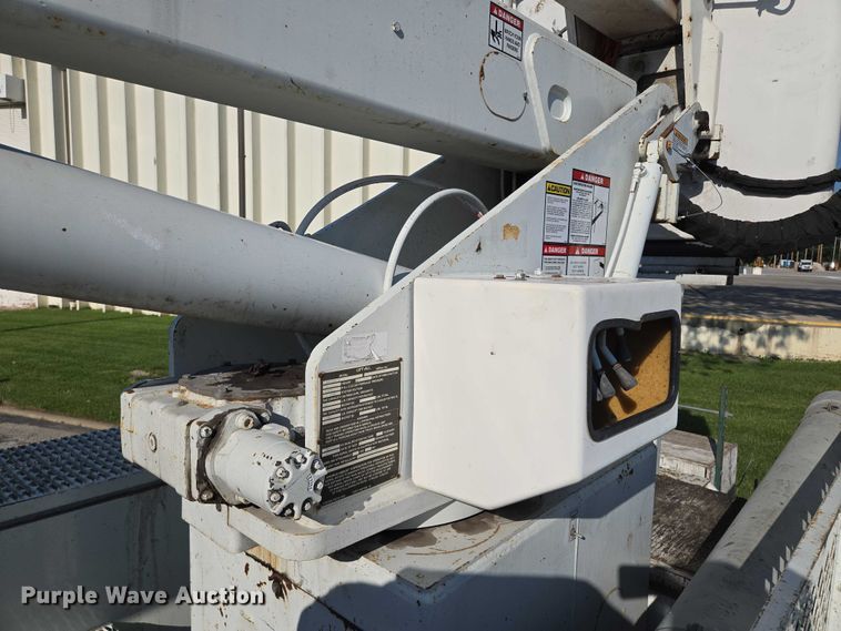 image for item EF1946 2005 International 4400 bucket truck