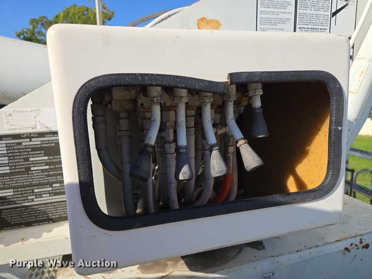 image for item EF1946 2005 International 4400 bucket truck