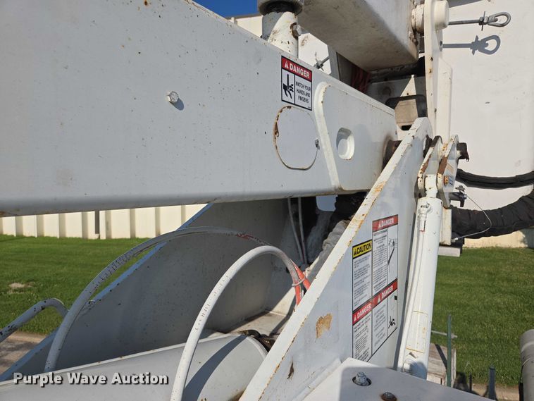 image for item EF1946 2005 International 4400 bucket truck