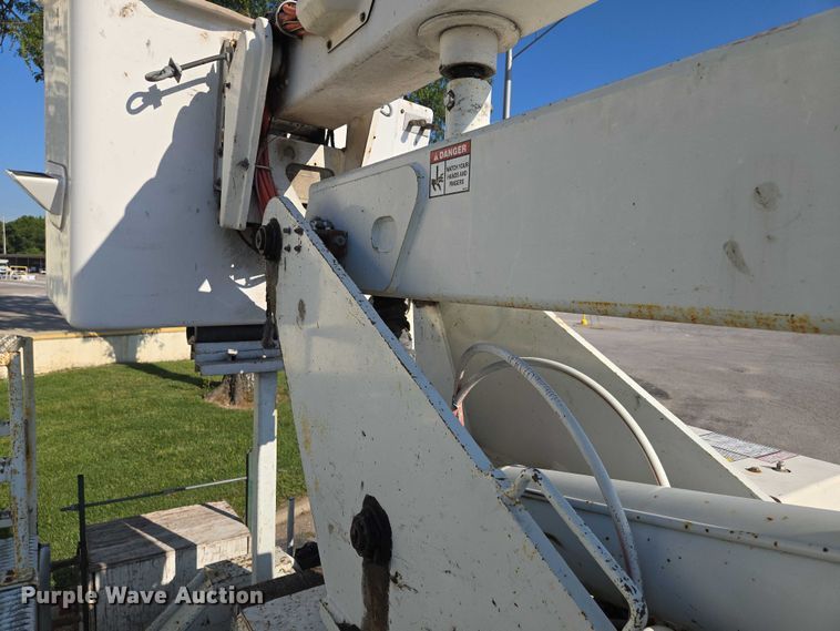 image for item EF1946 2005 International 4400 bucket truck