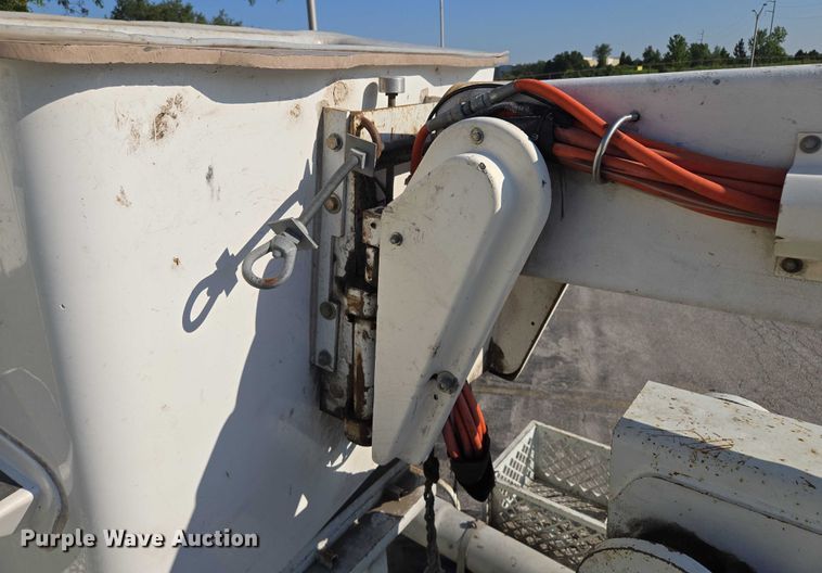 image for item EF1946 2005 International 4400 bucket truck