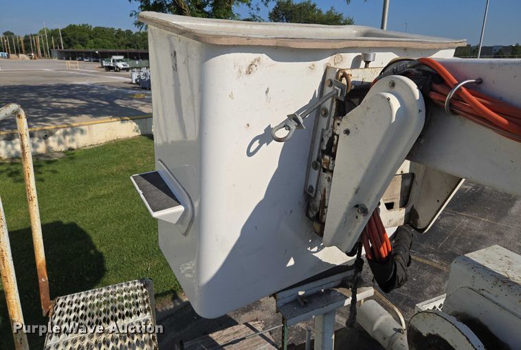 image for item EF1946 2005 International 4400 bucket truck