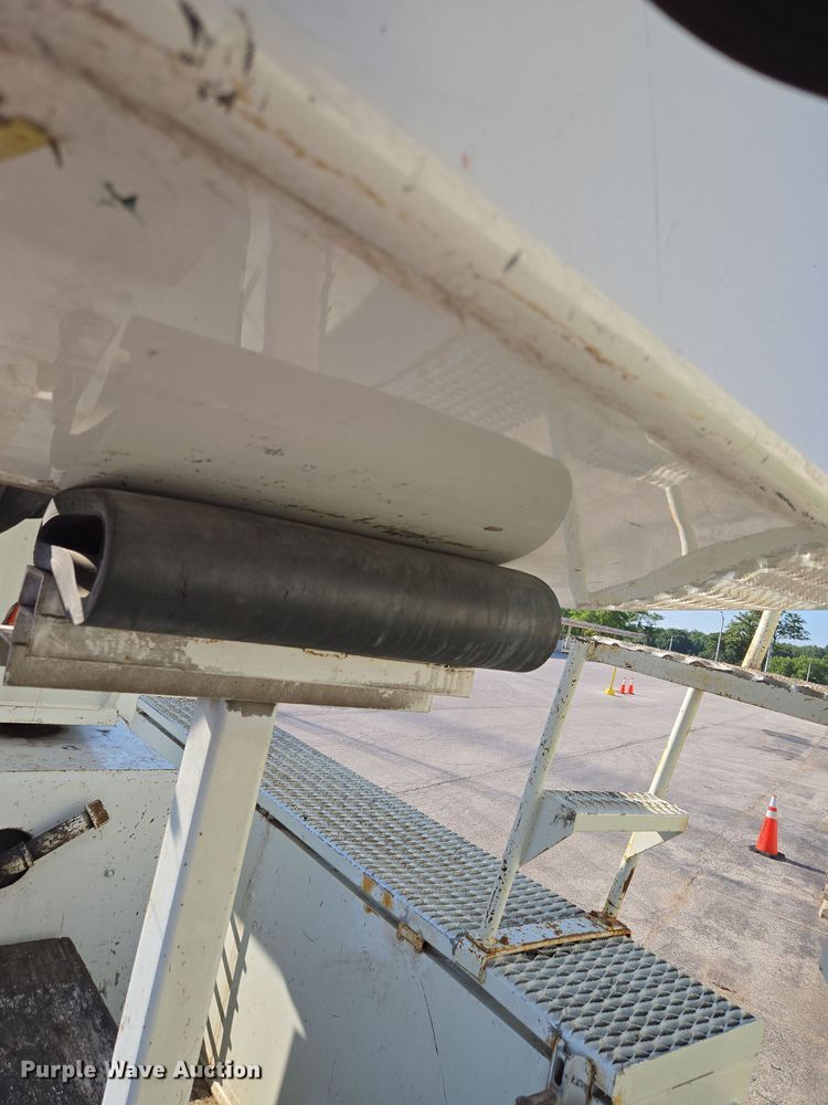 image for item EF1946 2005 International 4400 bucket truck