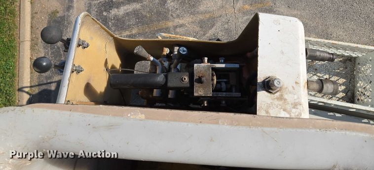 image for item EF1946 2005 International 4400 bucket truck