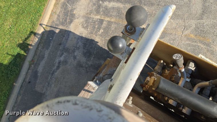 image for item EF1946 2005 International 4400 bucket truck