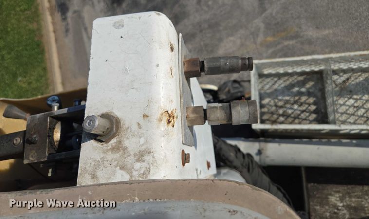 image for item EF1946 2005 International 4400 bucket truck