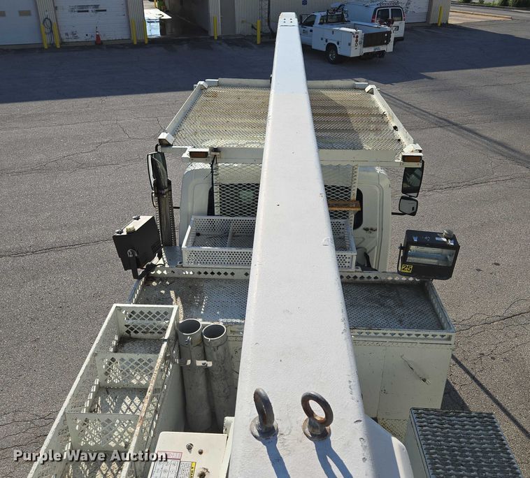 image for item EF1946 2005 International 4400 bucket truck