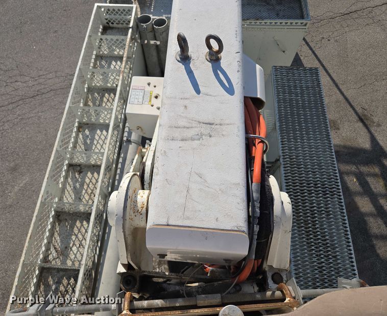 image for item EF1946 2005 International 4400 bucket truck
