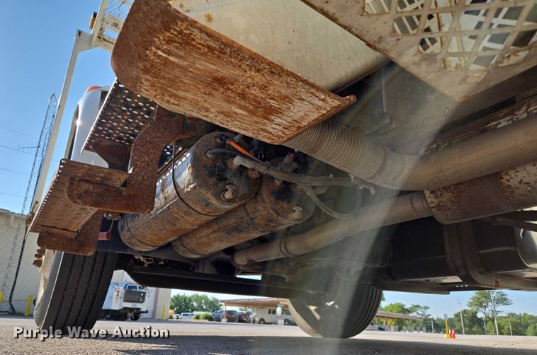 image for item EF1946 2005 International 4400 bucket truck