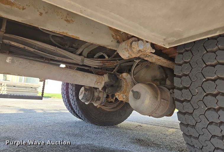 image for item EF1946 2005 International 4400 bucket truck