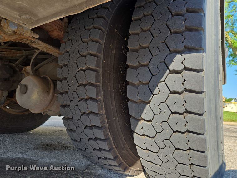 image for item EF1946 2005 International 4400 bucket truck