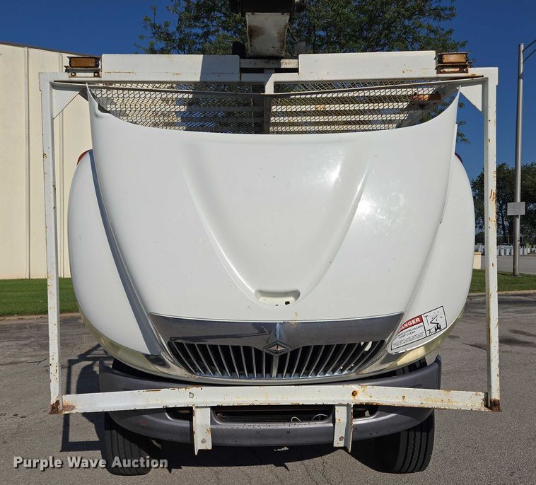 image for item EF1946 2005 International 4400 bucket truck