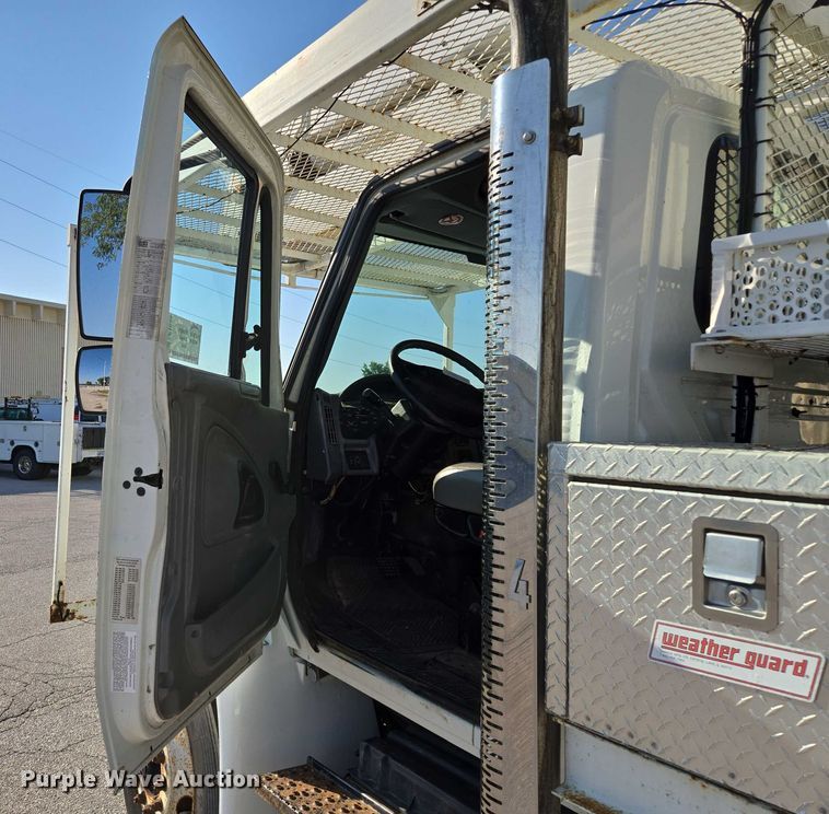 image for item EF1946 2005 International 4400 bucket truck